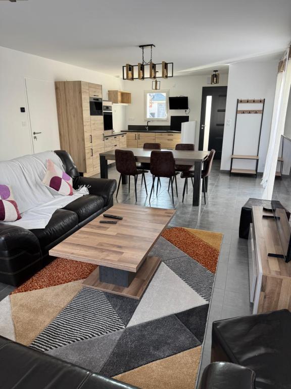 Kuchyň nebo kuchyňský kout v ubytování Maison 4 chambres près d Angers et à 500 m de la Loire