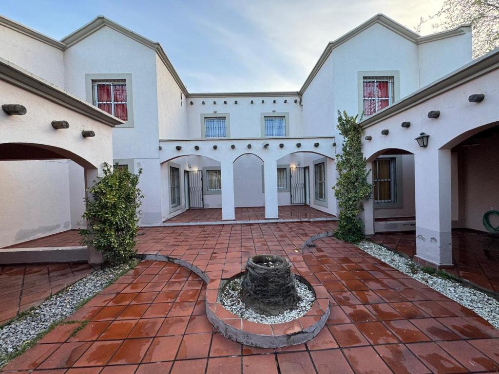 グアイマレンにあるDuplex Aconcaguaの噴水のある中庭付きの大きな家