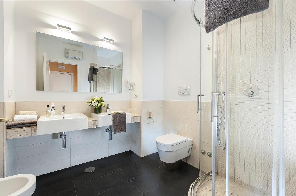 A bathroom at All'Orologio