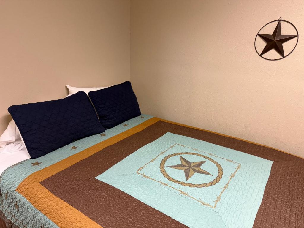 Letto o letti in una camera di A Place to Stay Reservations Rooms