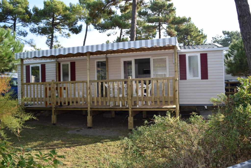 Una pequeña casa con porche y terraza. en Mobile home - Bonne Anse La Palmyre - 8 pers, en Les Mathes