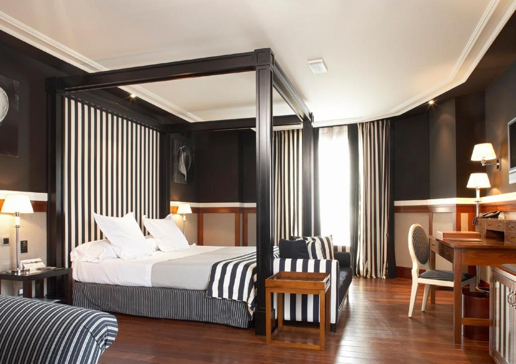 a hotel room with a bed and a desk at Hotel 1898 in Barcelona