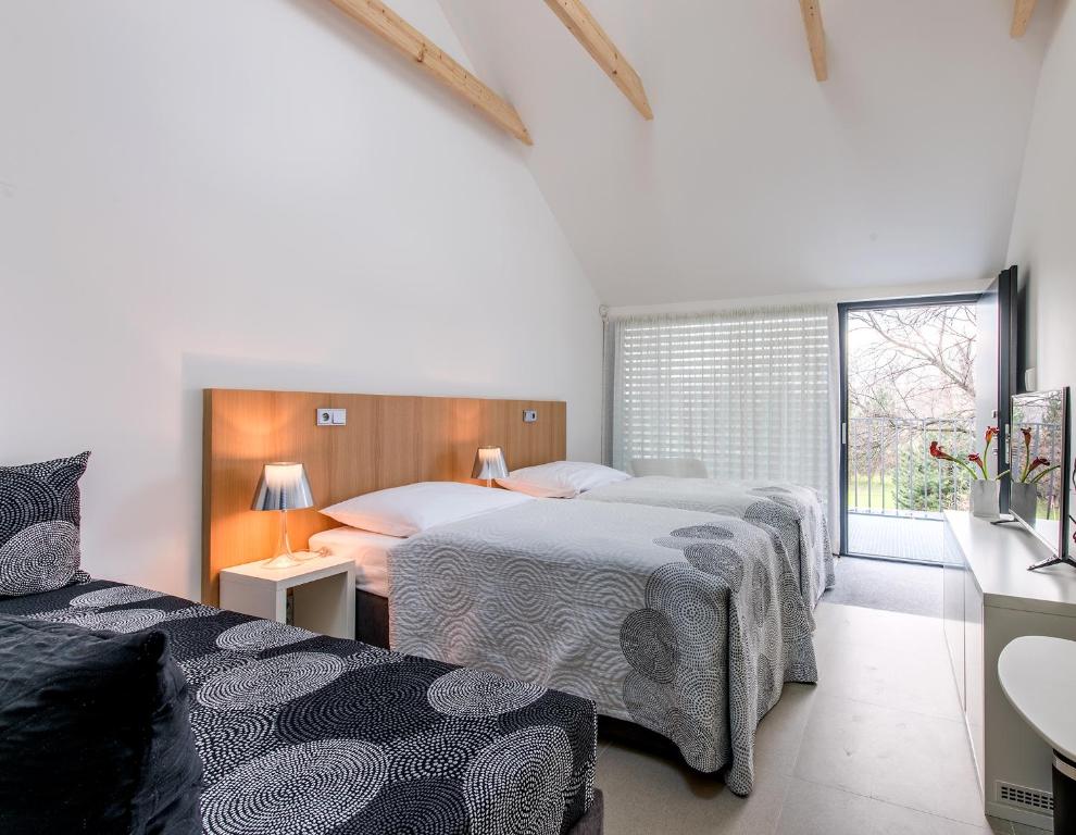 Rúm í herbergi á Yard Resort
