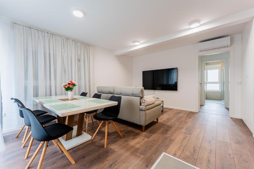 Una televisión o centro de entretenimiento en Flex SelfCheckIns 101 - Zagreb - 2 Bedrooms - Parking - Loggia