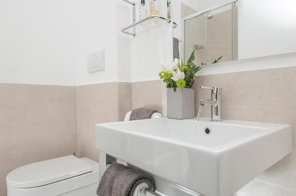 A bathroom at All'Orologio