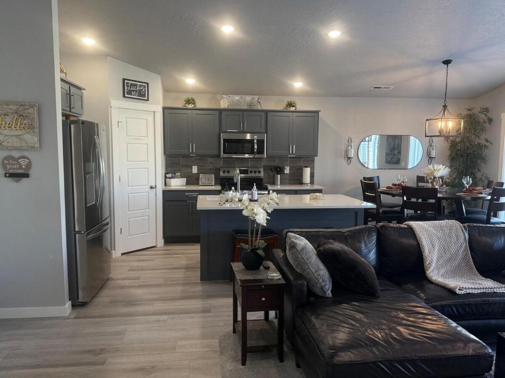 Köök või kööginurk majutusasutuses The VILLAGE WALK at Sunset Arch - 4 bedroom sleeps 1 to 11