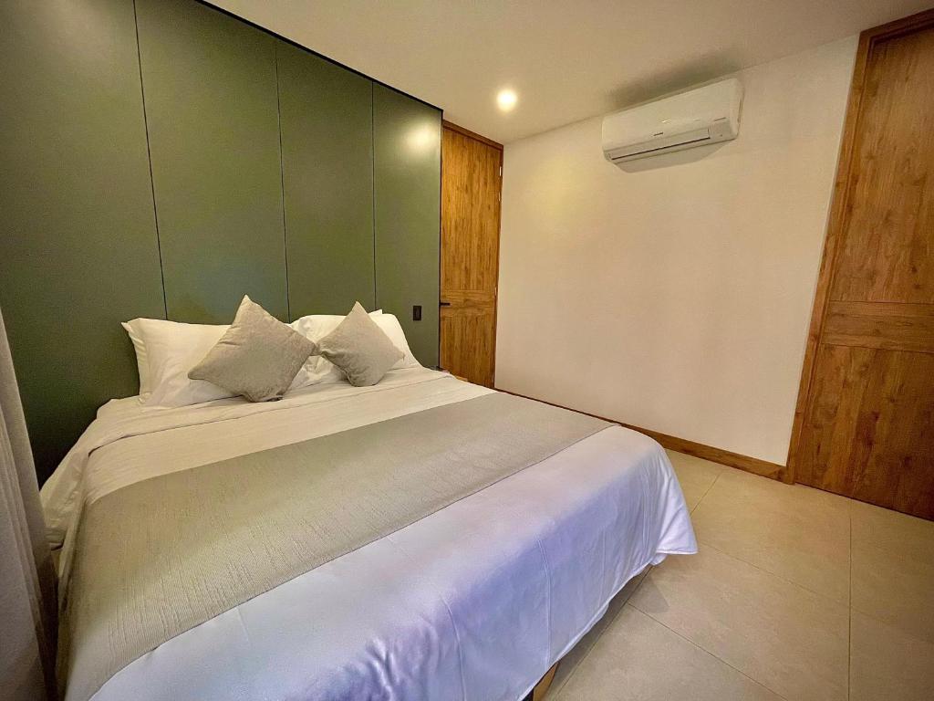 Postel nebo postele na pokoji v ubytování Nomadic Suites