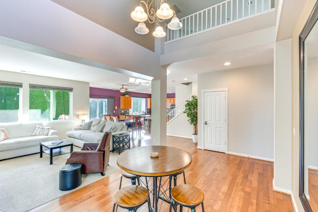 Posezení v ubytování Spacious Kent Home Near SeaTac Airport with Patio