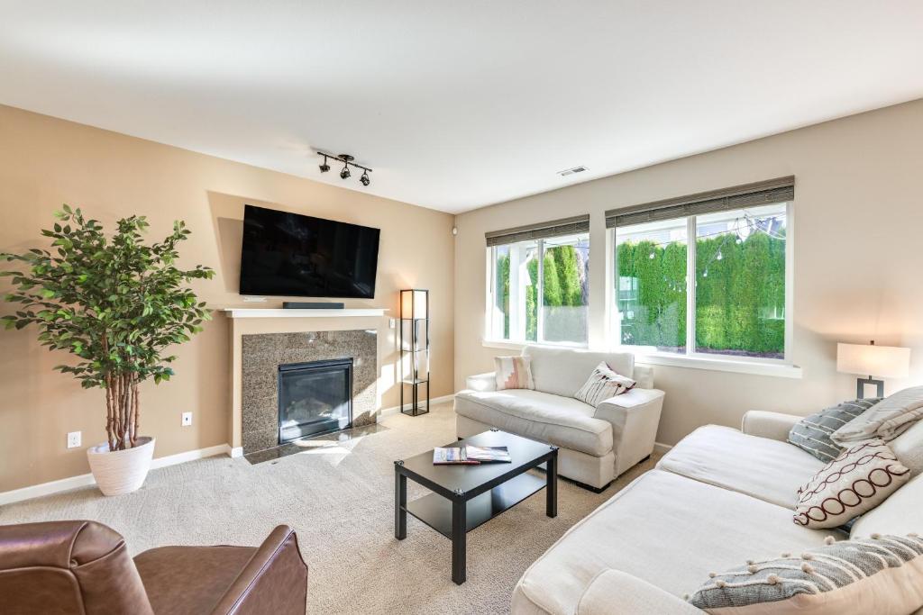 Posezení v ubytování Spacious Kent Home Near SeaTac Airport with Patio