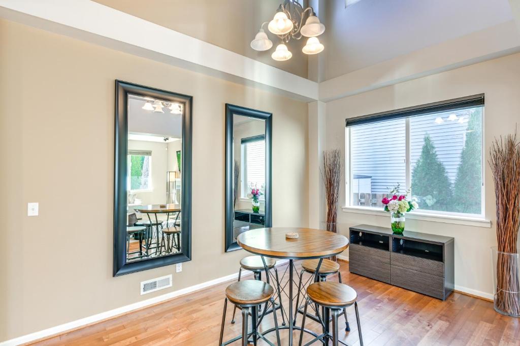 Fotografie z fotogalerie ubytování Spacious Kent Home Near SeaTac Airport with Patio v destinaci Kent