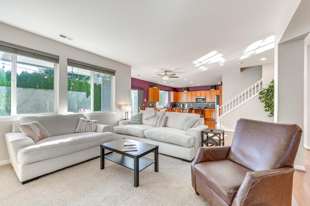 Posezení v ubytování Spacious Kent Home Near SeaTac Airport with Patio
