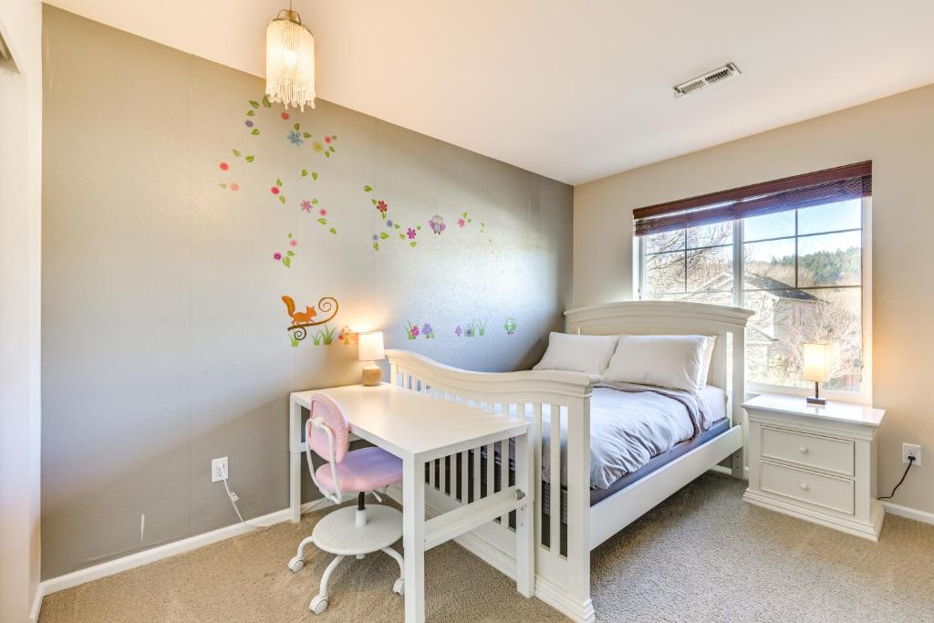 Postel nebo postele na pokoji v ubytování Spacious Kent Home Near SeaTac Airport with Patio
