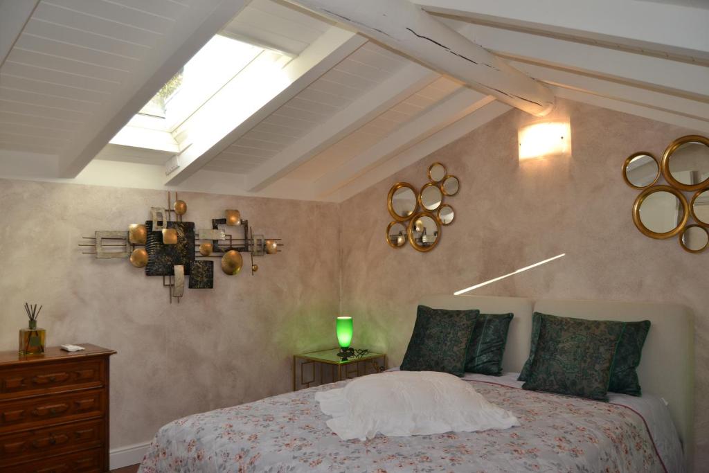 Postel nebo postele na pokoji v ubytování Jimbo's House - Comfort, Stile ed Eleganza!