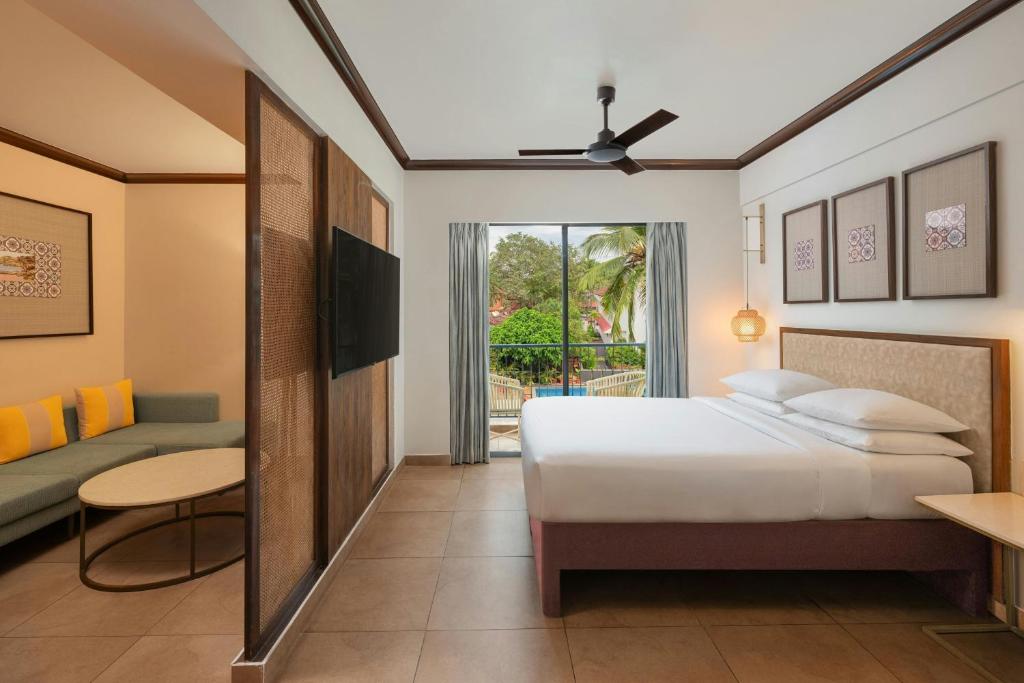 Postel nebo postele na pokoji v ubytování Fairfield by Marriott Goa Anjuna