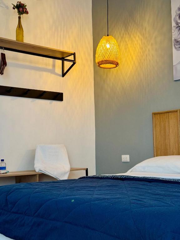 Postel nebo postele na pokoji v ubytování Treeloft Home