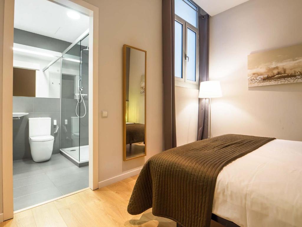 A bathroom at Rent Top Apartments Rambla Catalunya
