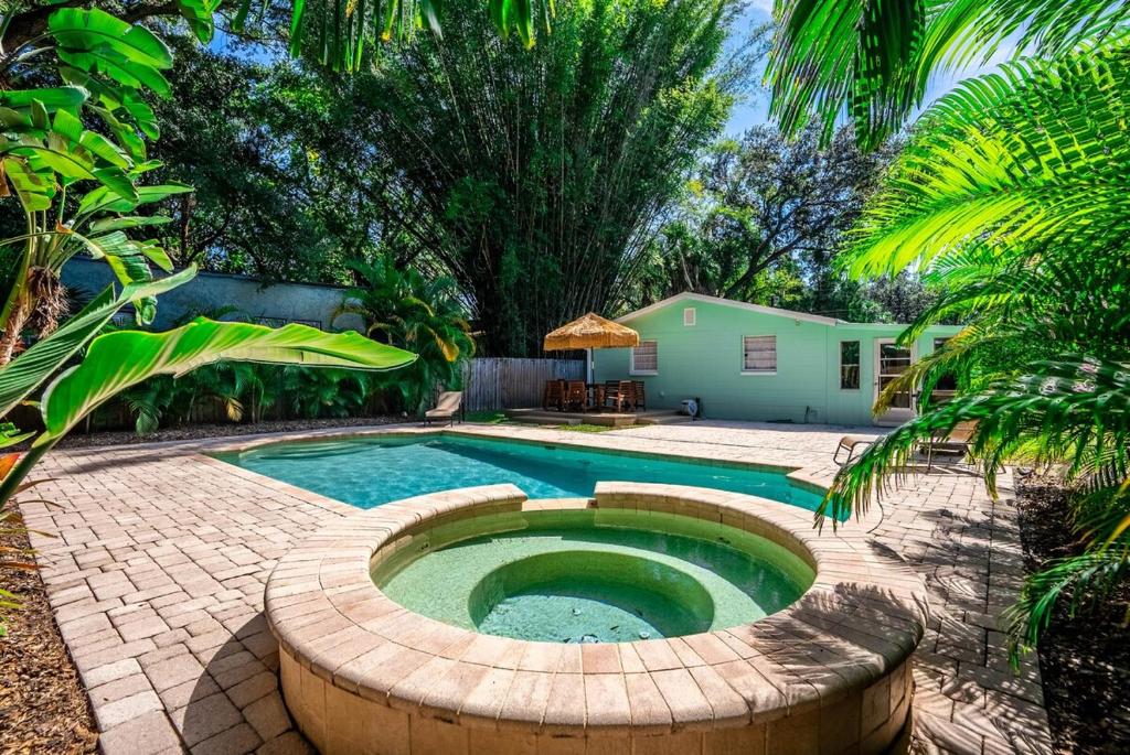 Tropical Oasis- Luxury Pool -Ace Location