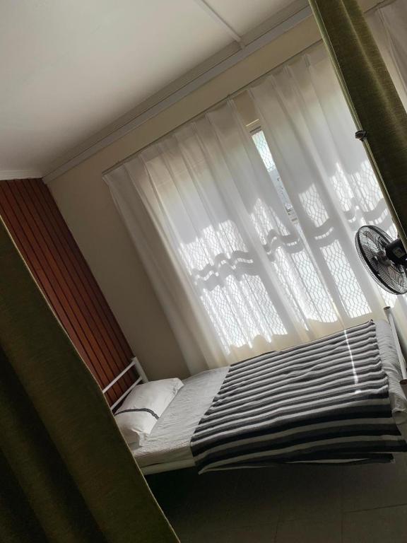 Rúm í herbergi á Nadi Airport rooms