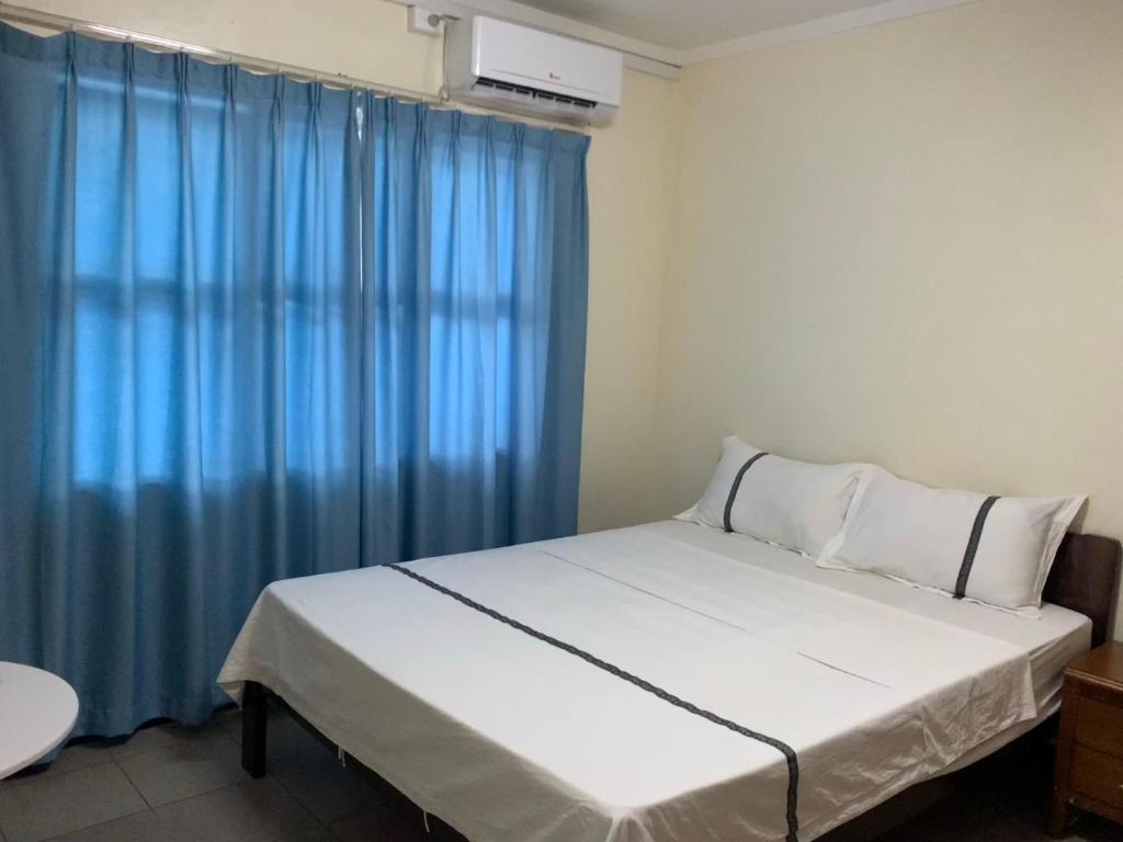 Rúm í herbergi á Nadi Airport rooms
