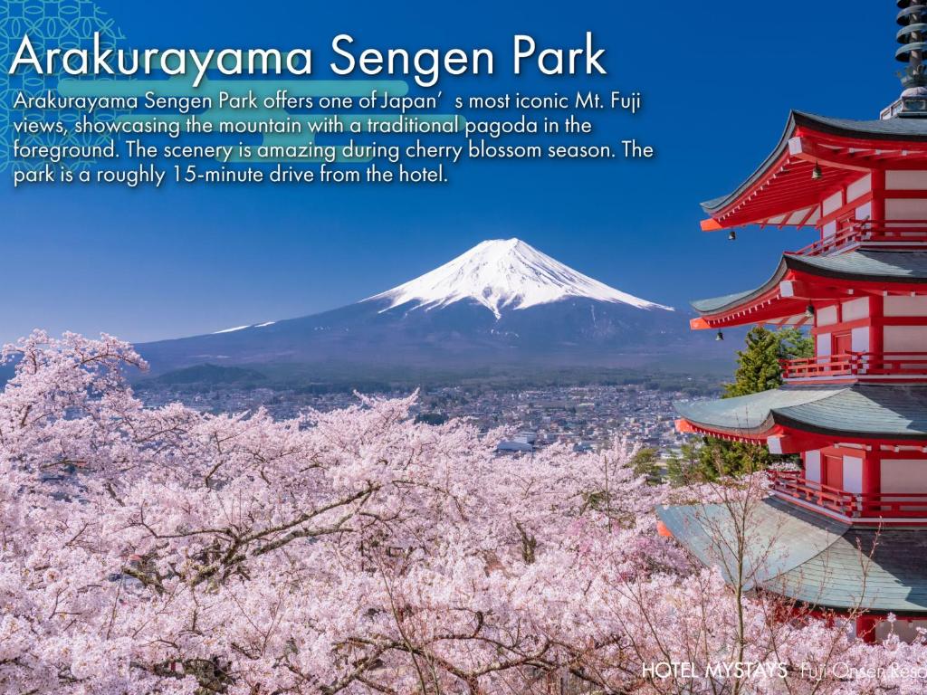 ein Berg mit Akakura-Bäumen vor einer Pagode in der Unterkunft HOTEL MYSTAYS Fuji Onsen Resort in Fujiyoshida