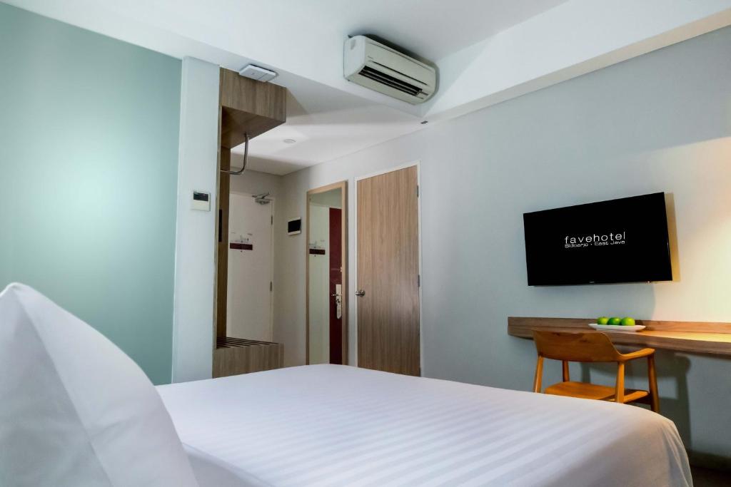 TV a/nebo společenská místnost v ubytování favehotel Sidoarjo