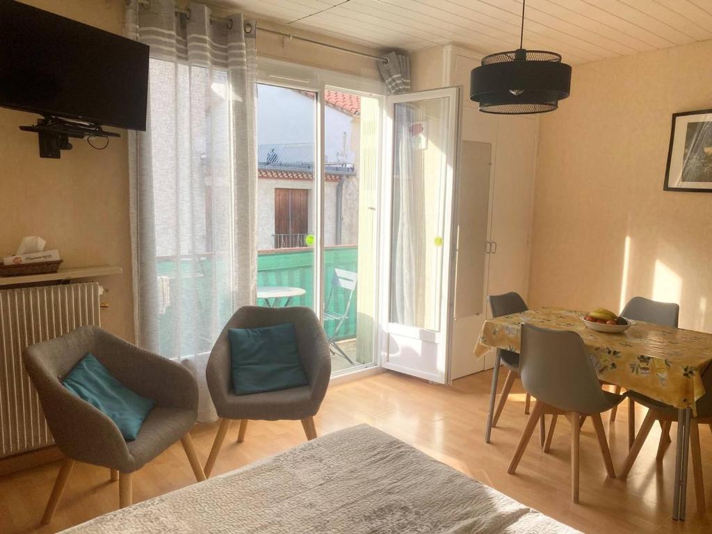un salon avec une table et des chaises et une fenêtre dans l'établissement Studio avec balcon et parking à Amélie-les-Bains - FR-1-703-204, à Amélie-les-Bains-Palalda