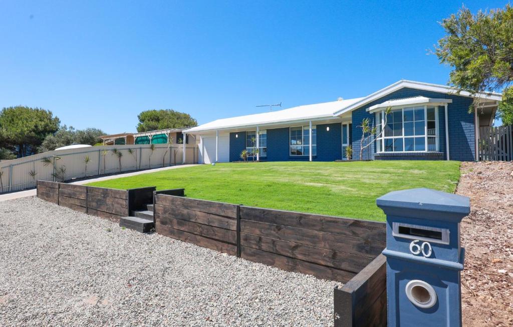 Goolwa Southにある60 Beach Road, Goolwa Southの青い郵便受け付けの家