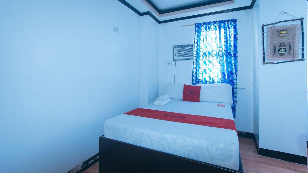Postel nebo postele na pokoji v ubytování RedDoorz at Minas Place 1 Tacloban