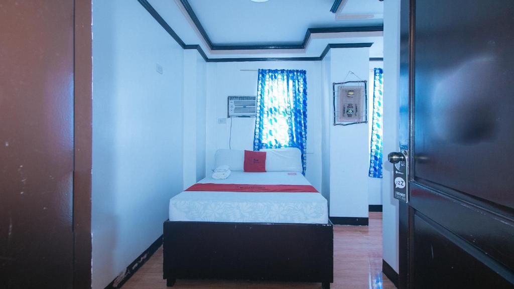 Postel nebo postele na pokoji v ubytování RedDoorz at Minas Place 1 Tacloban