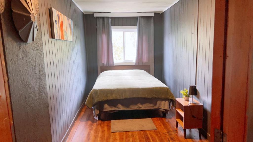 Postel nebo postele na pokoji v ubytování Hostal La Casona Ensenada con parking