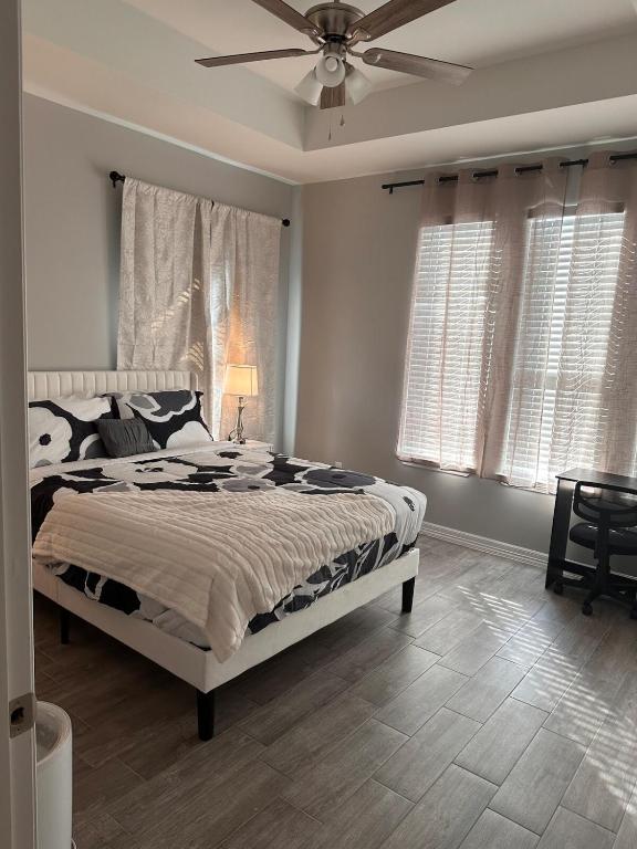 a bedroom with a bed and a ceiling fan at Doho-Enterprise Villa in Weslaco