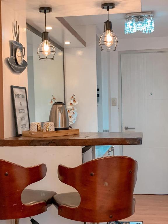 dos sillas sentadas en un bar con dos luces en Toffee Staycation, en Tagaytay