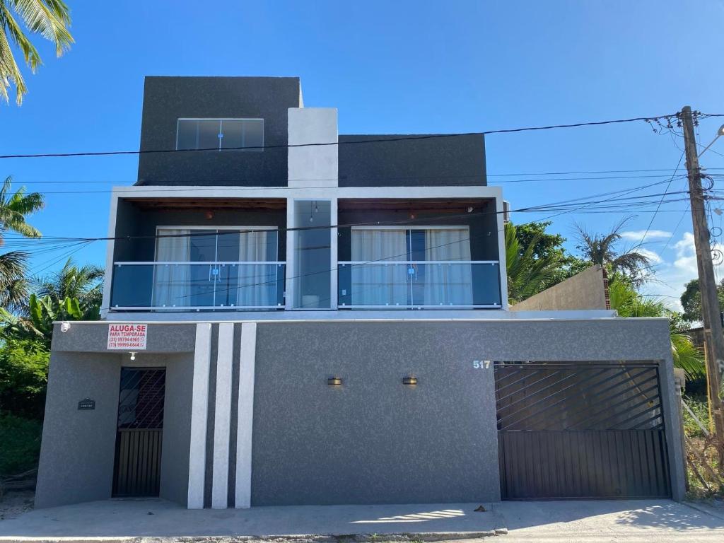 a building with a gate and a garage at Casa Beira Mar in Santa Cruz Cabrália