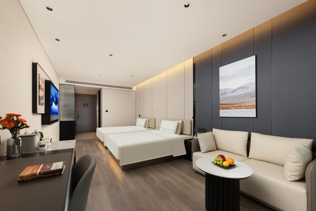 un soggiorno con un divano e un tavolo di Atour Hotel Tianjin Binhai Yujiapu Financial District a Tianjin