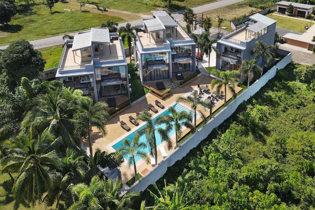 Φωτογραφία από το άλμπουμ του Your Tropical Home Away From Home - Villa Argent 10 with 3BR and Access to Large Pool σε Thalang
