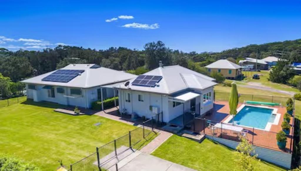- une vue aérienne sur une maison dotée de panneaux solaires sur son toit dans l'établissement Seabreeze at One Mile, à Boat Harbour