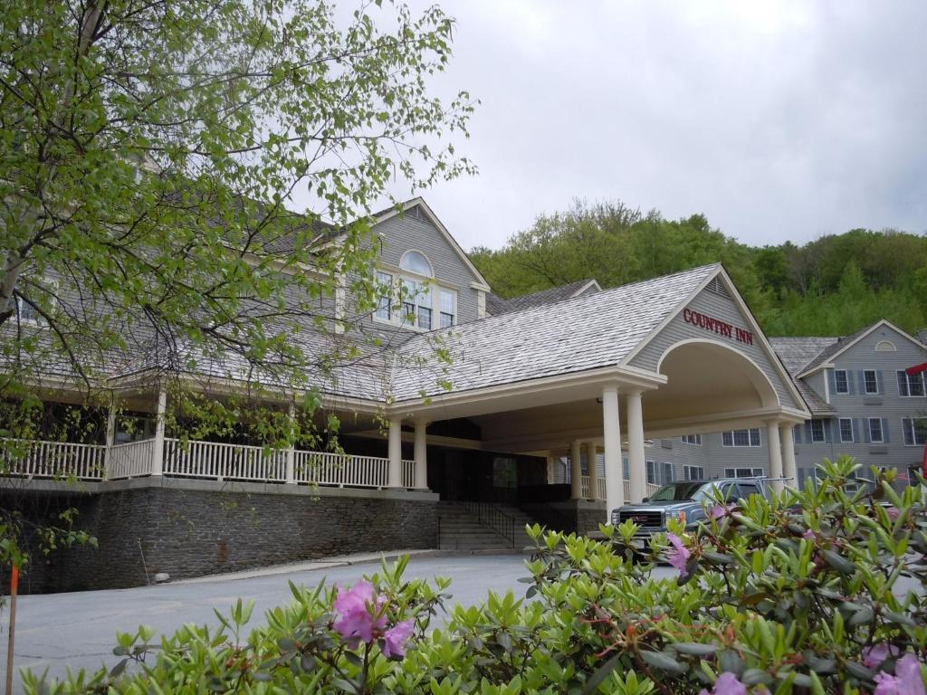 une auberge avec un bâtiment et des fleurs devant elle dans l'établissement Jiminy Peak Mountain Resort, à Hancock