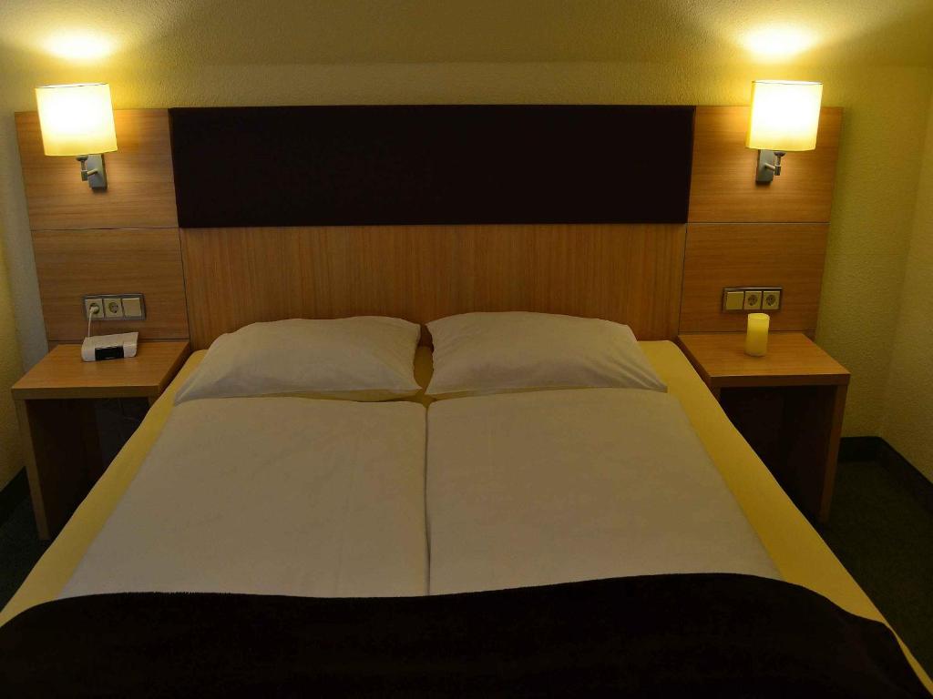 Postel nebo postele na pokoji v ubytování Hotel-Gasthof Rotes Roß