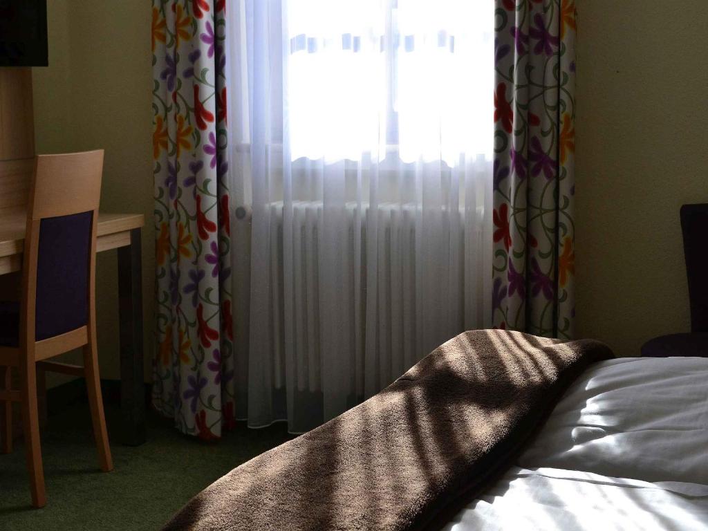 Postel nebo postele na pokoji v ubytování Hotel-Gasthof Rotes Roß