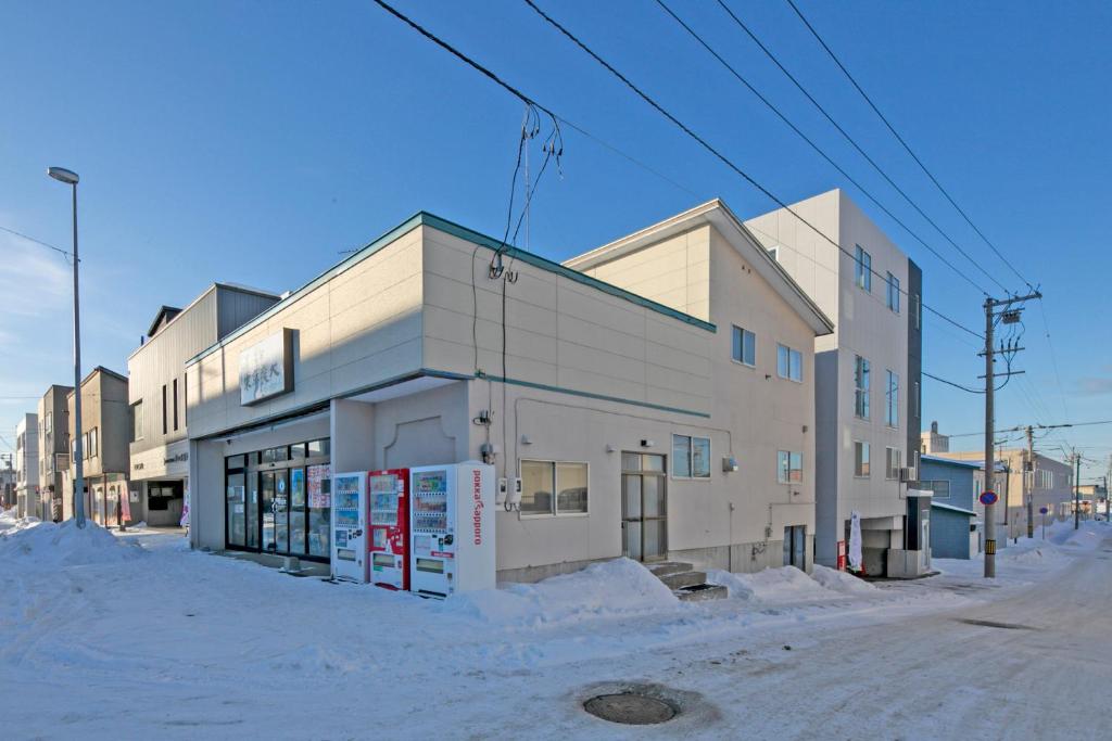 網走市にあるMove8の雪の道の建物