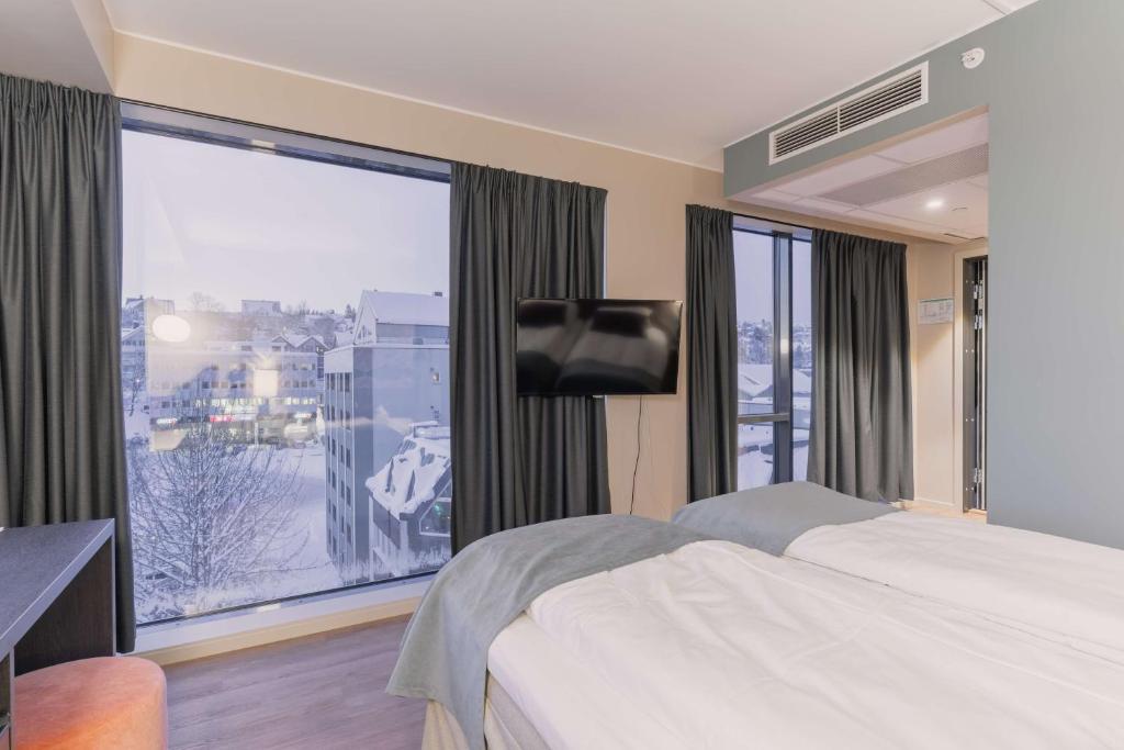 Postel nebo postele na pokoji v ubytování Scandic Grand Tromsø