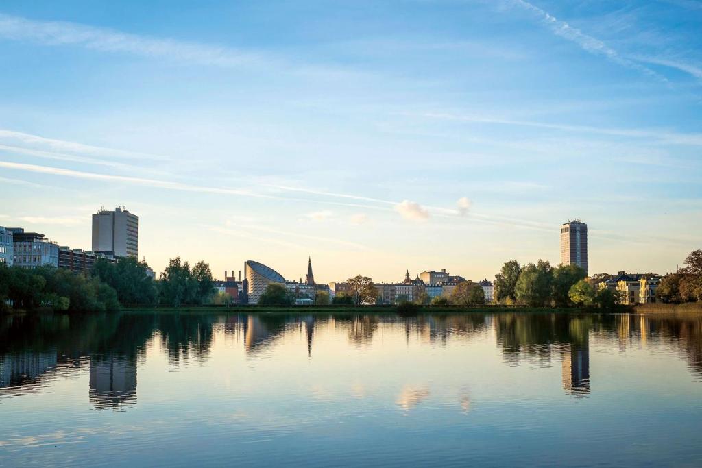 Výhled na řeku, která protéká v blízkosti hotelu