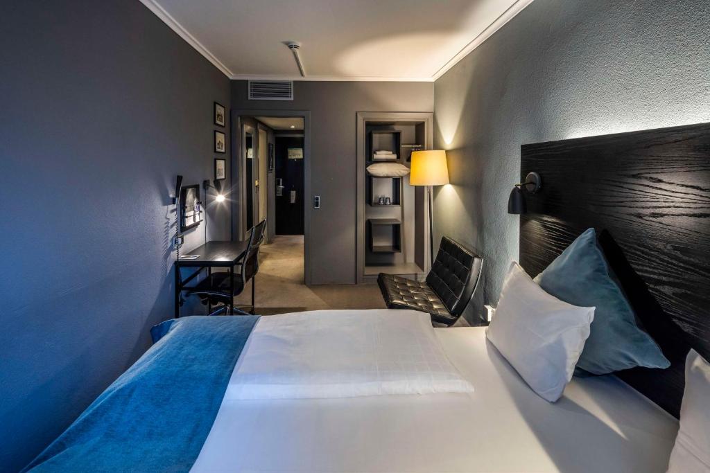 a bedroom with a bed and a desk in a room at Scandic Front in Copenhagen