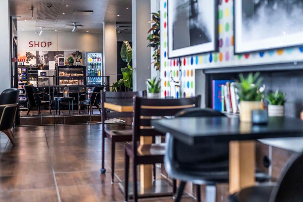 a restaurant with tables and chairs and a shop at Scandic Front in Copenhagen