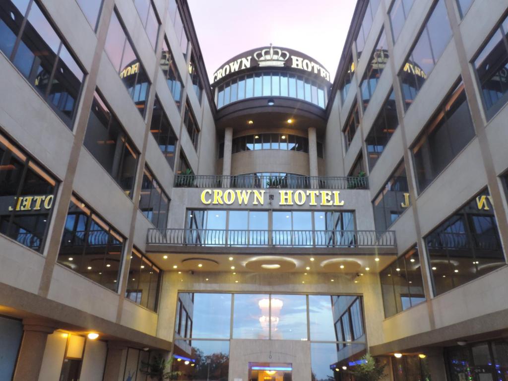 um edifício com uma placa que diz hotel corvo em Crown Hotel Juba em Juba