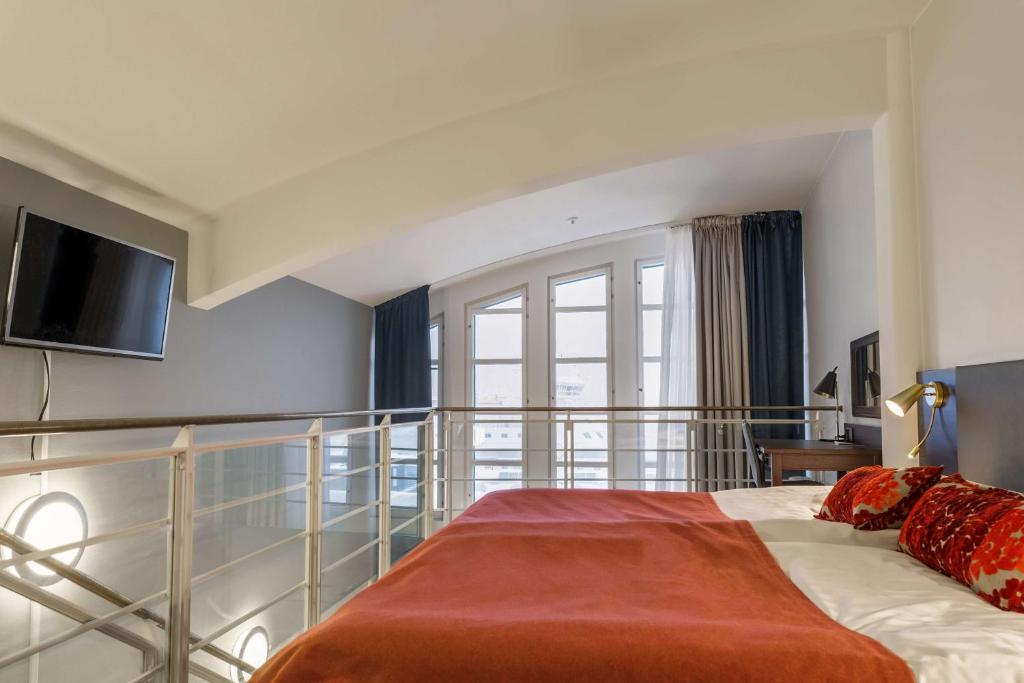 Postel nebo postele na pokoji v ubytování Scandic Grand Marina