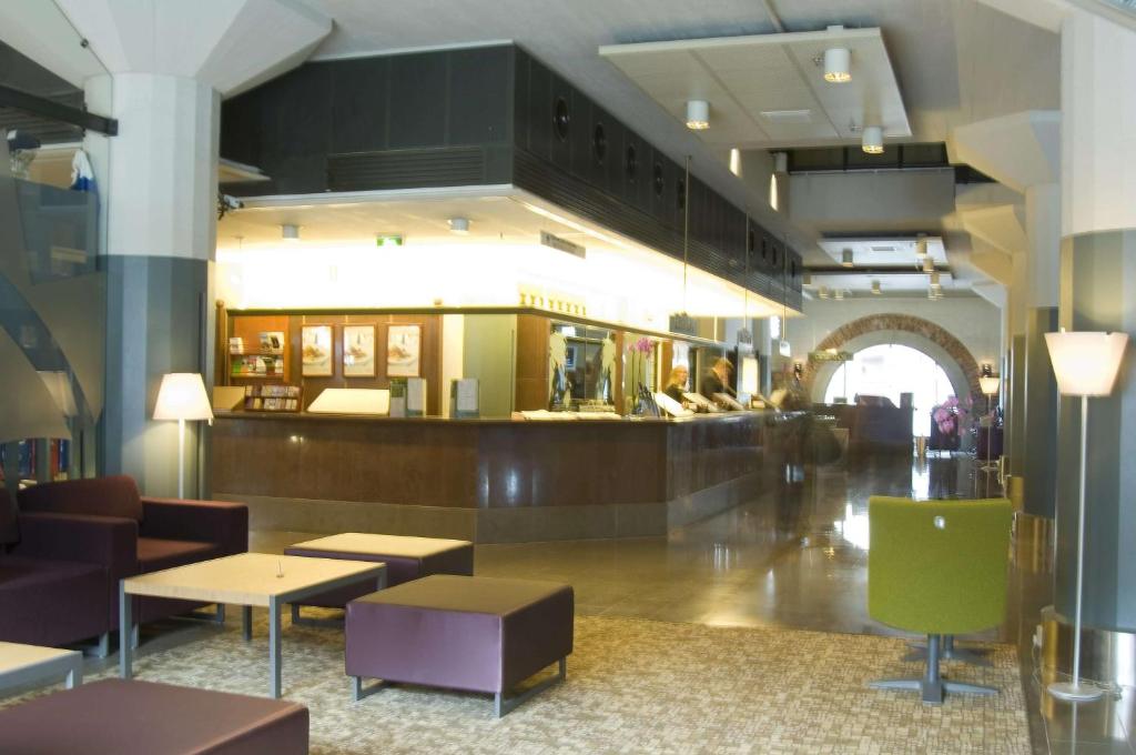 Lounge nebo bar v ubytování Scandic Grand Marina