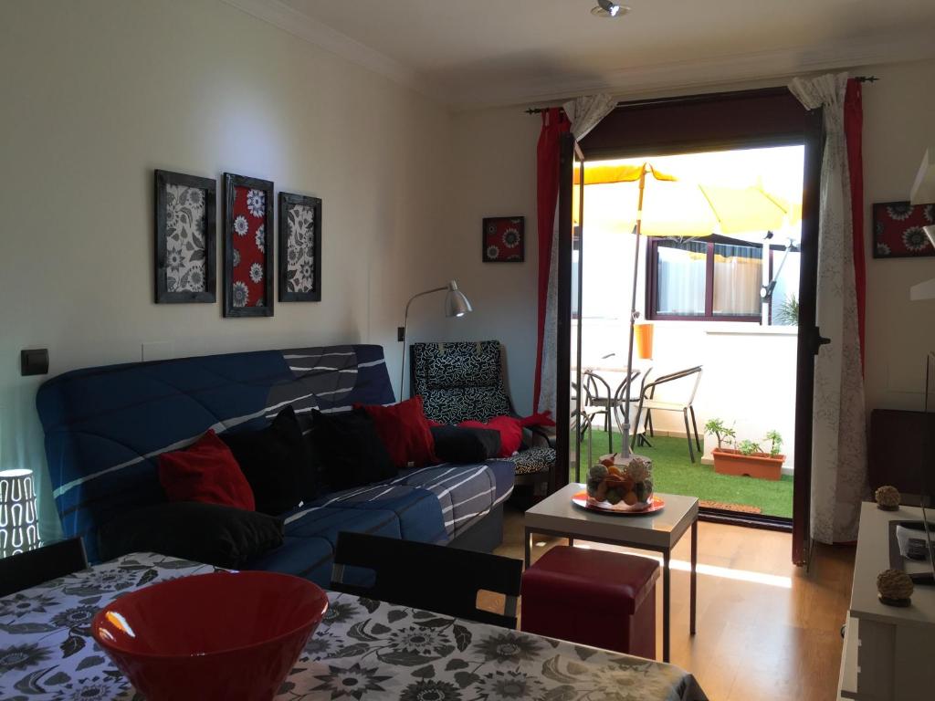 sala de estar con sofá azul y mesa en Mai Apartment II, en Las Palmas de Gran Canaria