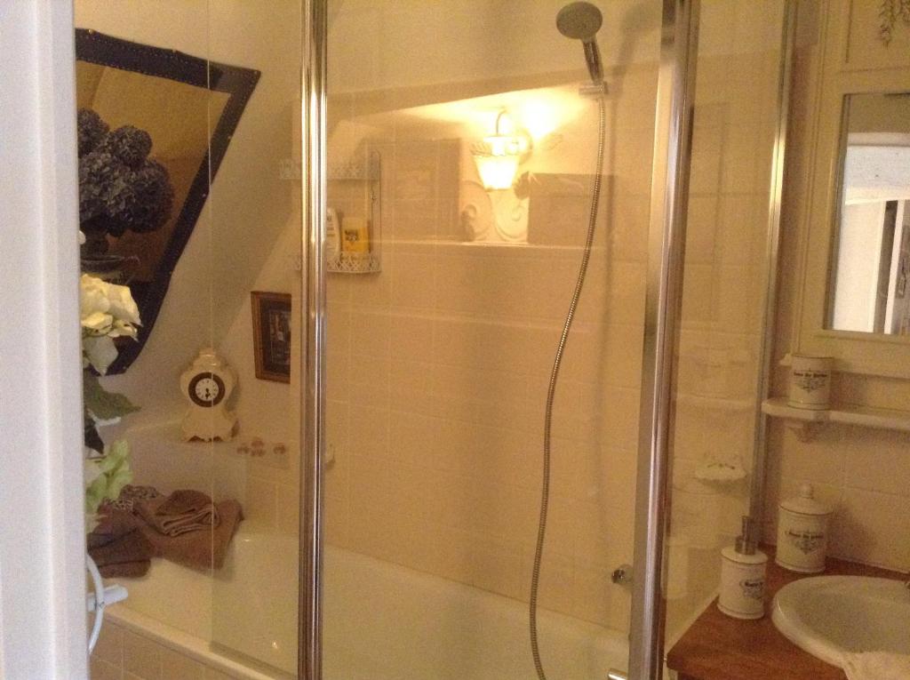 Un baño de la maison du phare DE HONFLEUR chambre d hôtes B&amp;B -jacuzzi privé- shabby chic