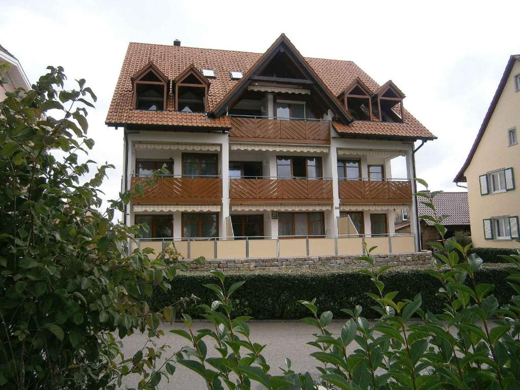 uma casa com um telhado em cima dela em Gästehaus Lamprecht em Uhldingen-Mühlhofen